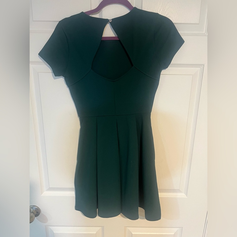 Elegant Dark Green Dress with Lace Detail - Picture 2 of 2
